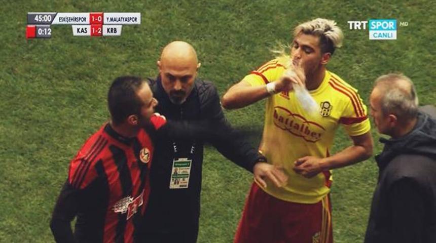 Semih Şent&uuml;rk kırmızı kart g&ouml;rd&uuml;, &ccedil;ileden &ccedil;ıktı 