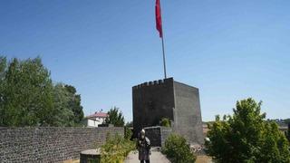 Alparslan kıyafeti ile Malazgirt’i gezen Hasan Keskin: Malazgirtli çocuklar bana Alparslan dede diye sesleniyor