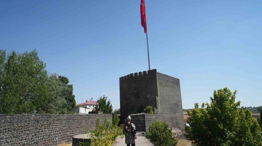 Alparslan kıyafeti ile Malazgirt’i gezen Hasan Keskin: "Malazgirtli çocuklar bana Alparslan dede diye sesleniyor"