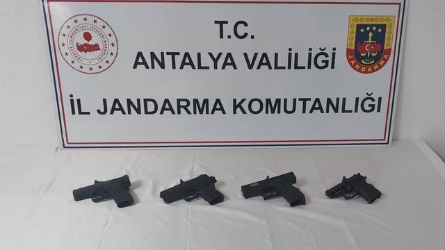 Antalya'da kaçak silah operasyonunda 4 kişi yakalandı