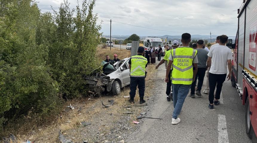 Kastamonu'da hafriyat kamyonu ile çarpışan otomobildeki çocuk hayatını kaybetti, baba ağır yaralandı