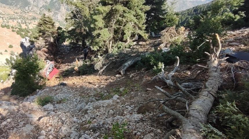 Adana'da uçuruma yuvarlanan otomobildeki 2 kişi hayatını kaybetti