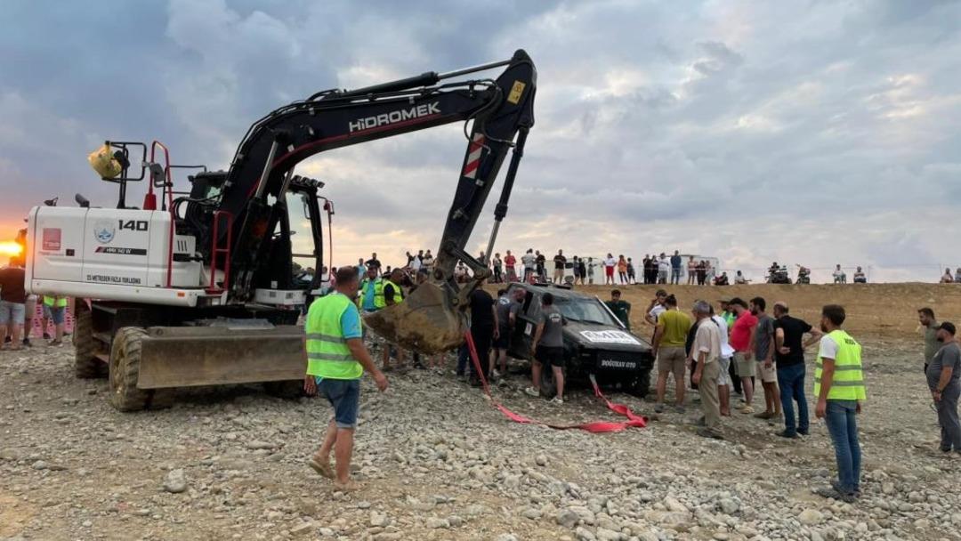 Artvin’de off-road yarışlarında yürekler ağza geldi: 2 araç devrildi 1