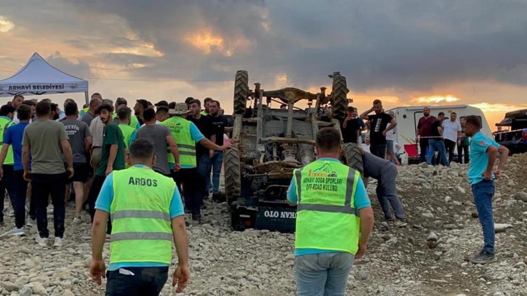 Artvin’de off-road yarışlarında yürekler ağza geldi: 2 araç devrildi 2