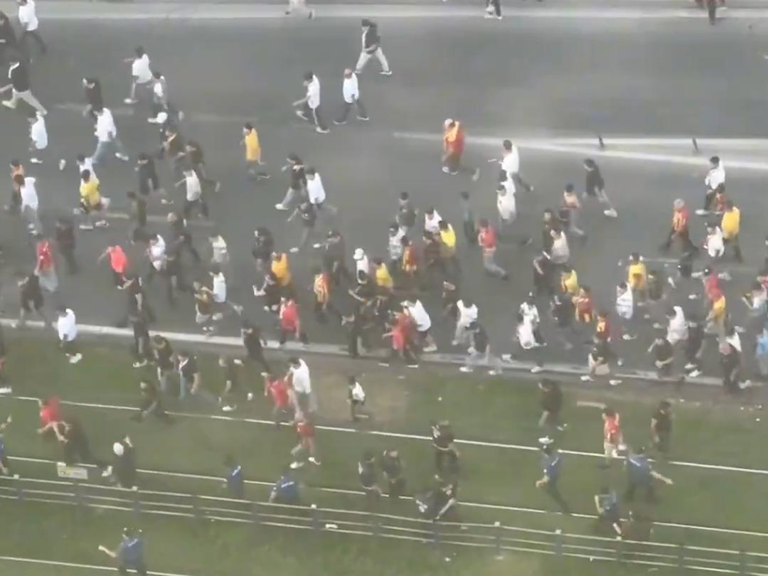 Galatasaray Kayserispor deplasmanında maç önü saldırıya uğradı! Taraftarlar ortalığı karıştırdı... 1