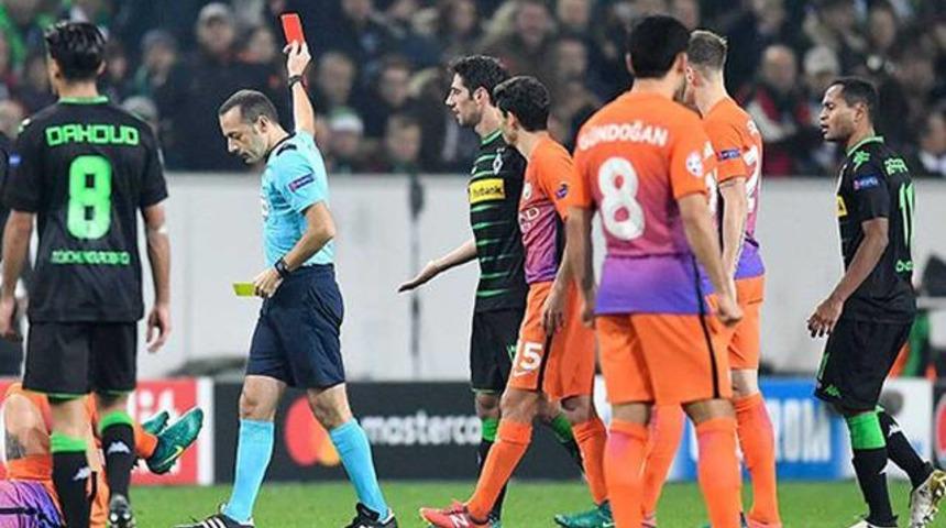 C&uuml;neyt &Ccedil;akır'dan 2 kırmızı kart