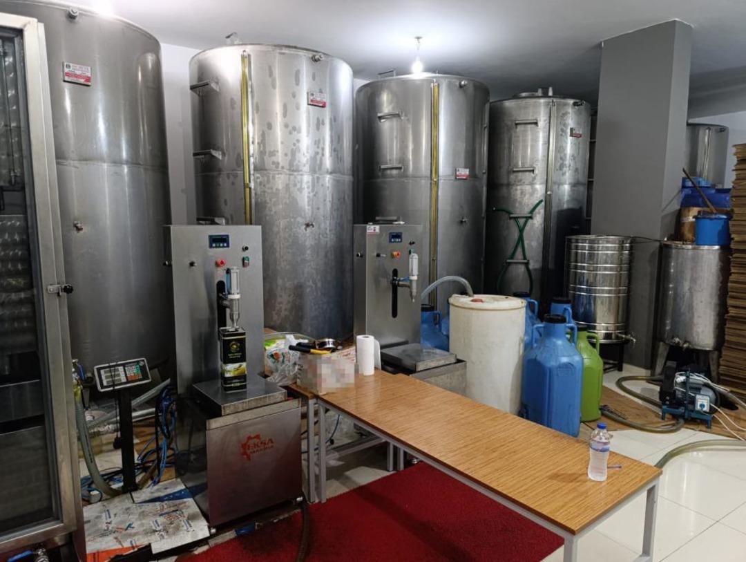 Edremit’te taklit ve tağşiş 15 bin 365 litre zeytinyağı ele geçirildi 1