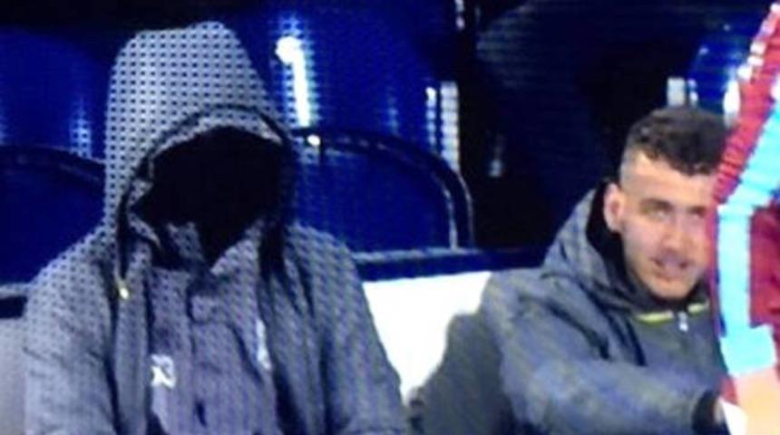 İngiltere'de oynanan ma&ccedil;ta, top toplayıcının g&ouml;r&uuml;nt&uuml;s&uuml; ma&ccedil;ın &ouml;n&uuml;ne ge&ccedil;ti