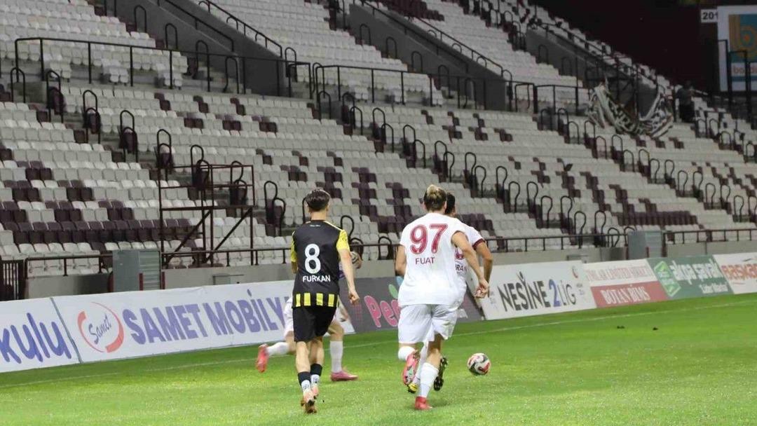 Gol festivaline dönüşen maçta kazanan çıkmadı! Elazığspor Adana 01 FK ile 4-4 berabere kaldı... 1