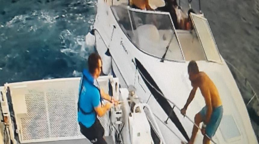 Marmaris’te denizde arızalanan teknedeki vatandaşlar polis botu ile kurtarıldı