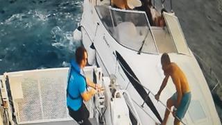 Marmaris’te denizde arızalanan teknedeki vatandaşlar polis botu ile kurtarıldı