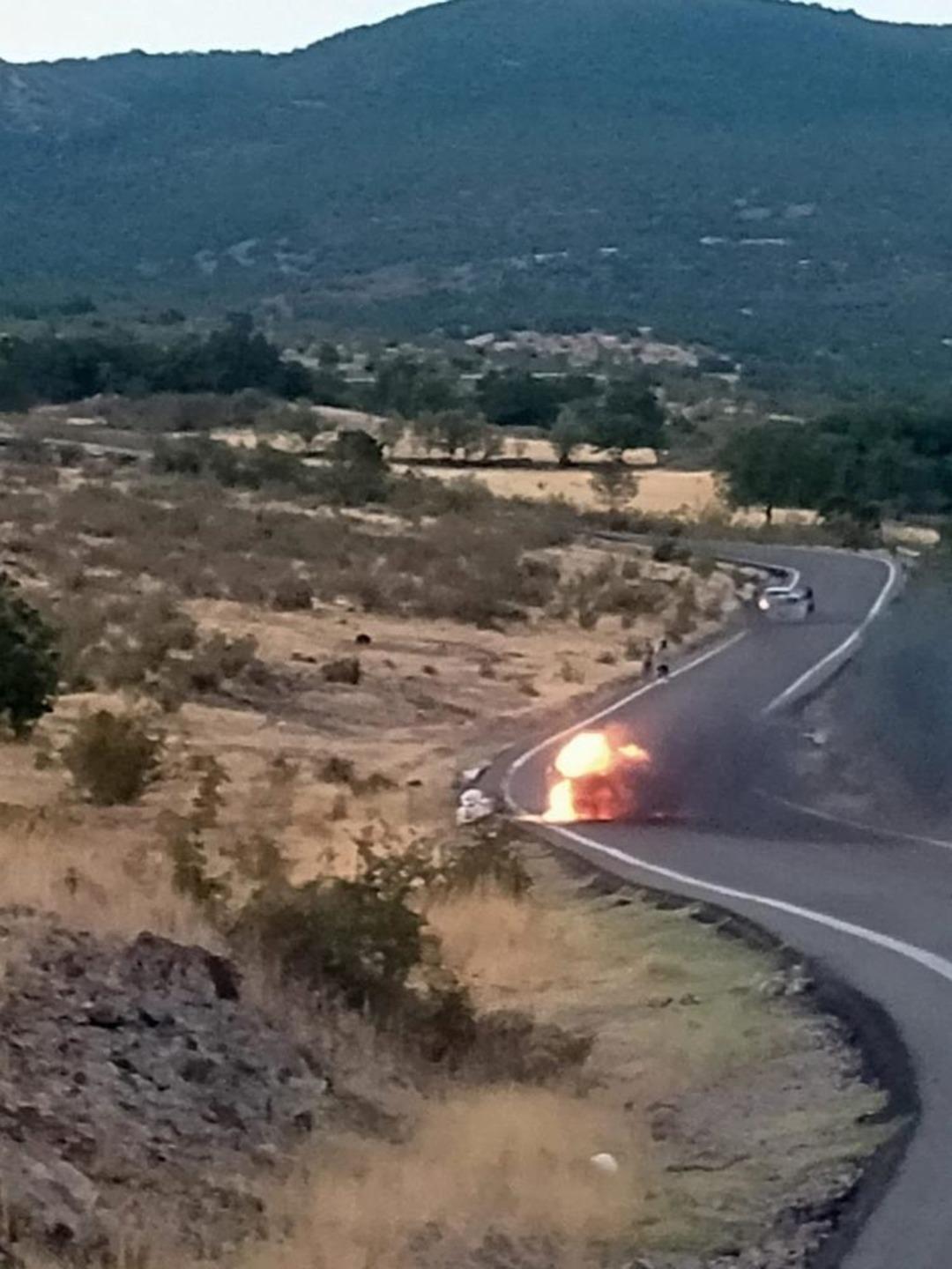 Ankara da seyir halindeki araçta çıkan yangın tarlaya sıçradı 1