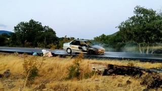 Ankara'da seyir halindeki araçta çıkan yangın tarlaya sıçradı