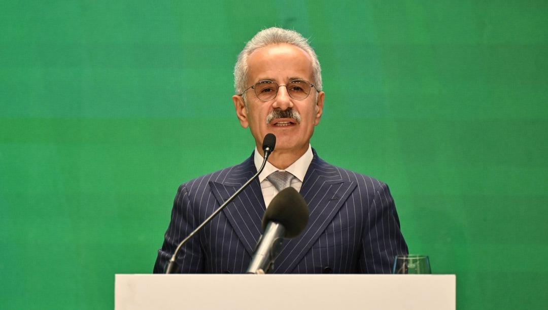 140 km hız sınırı olan yolda 224 km hızla giden Bakan Uraloğlu ndan açıklama: "Farkında olmadan hız sınırını aştım" 1