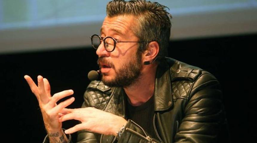 T&uuml;mer Metin'in yeni tarzı şaşırttı