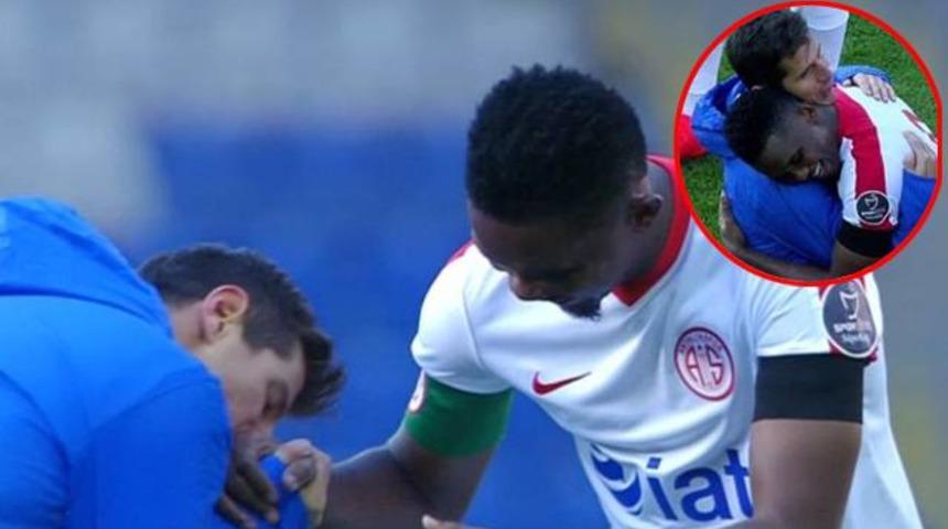 Emre Bel&ouml;zoğlu Samuel Eto'o'nun elini &ouml;pt&uuml;