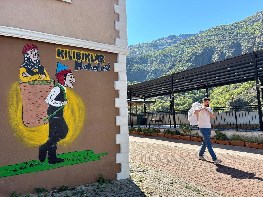 Alay konusu da oldu gurur kaynağı da: Kurşunlandı! Sertifika da veriyorlar "Bu çeşmeden su içenin kılıbık olması muhtemeldir" 3