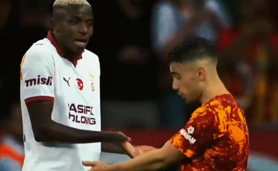 Maçın bile önüne geçti! Osimhen ile Yunus Akgün tartıştı, yayıncı kuruluşun ekrana getirdiği görüntü olay oldu 1