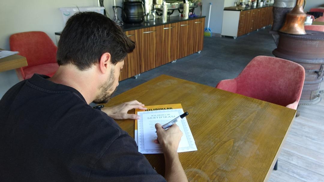 Alay konusu da oldu gurur kaynağı da: Kurşunlandı! Sertifika da veriyorlar "Bu çeşmeden su içenin kılıbık olması muhtemeldir" 6