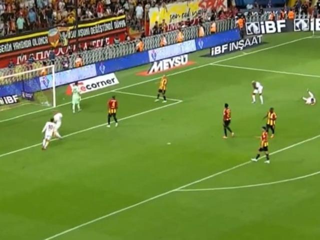 Maçın bile önüne geçti! Osimhen ile Yunus Akgün tartıştı, yayıncı kuruluşun ekrana getirdiği görüntü olay oldu