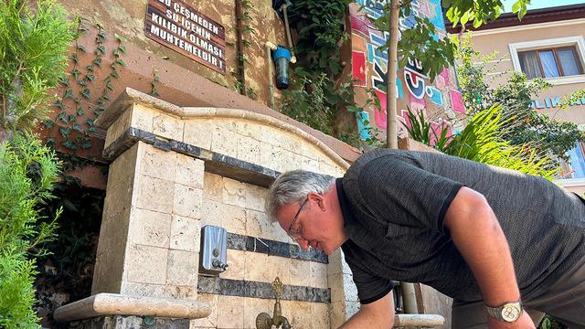 Alay konusu da oldu gurur kaynağı da: Kurşunlandı! Sertifika da veriyorlar Bu çeşmeden su içenin kılıbık olması muhtemeldir