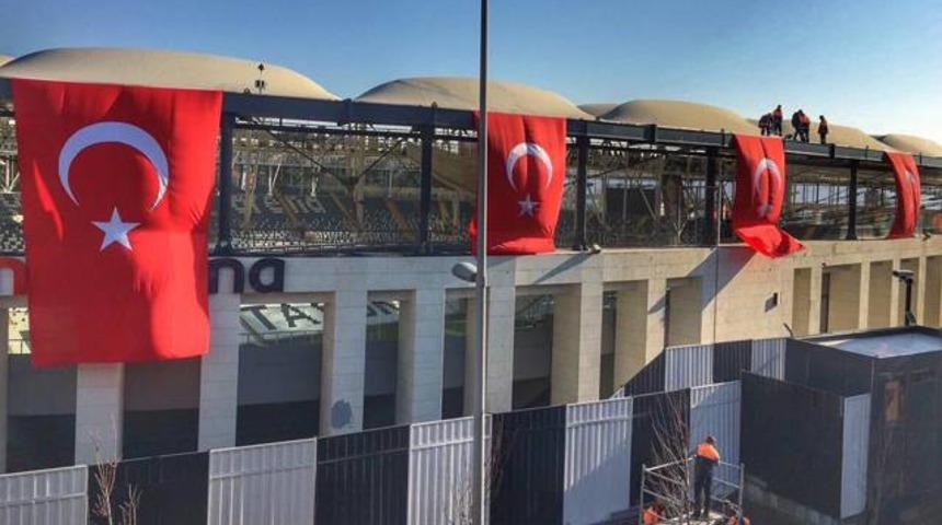 Vodafone Arena'ya T&uuml;rk bayrakları asıldı