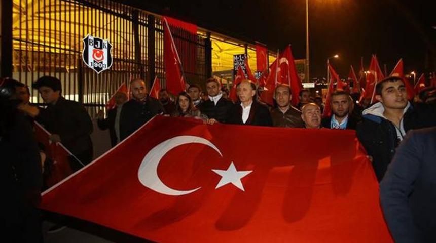Trabzonspor Kul&uuml;b&uuml; şehitleri karanfillerle andı