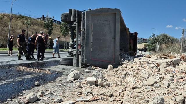Sultangazi’de hafriyat yüklü tır devrildi: 1 yaralı