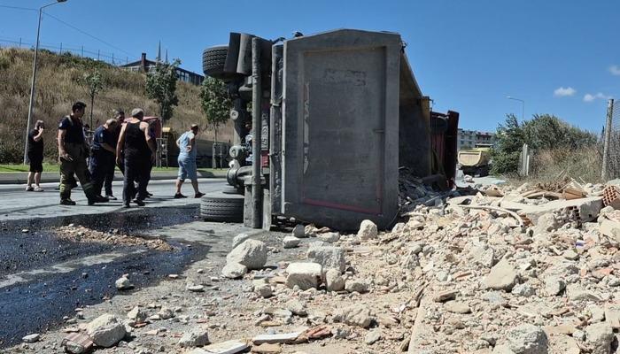 Sultangazi’de hafriyat yüklü tır devrildi: 1 yaralı
