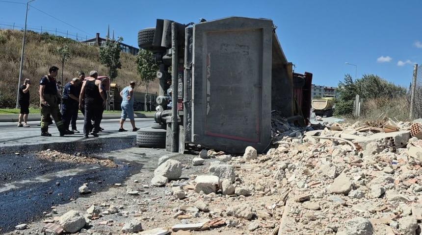 Sultangazi’de hafriyat yüklü tır devrildi: 1 yaralı