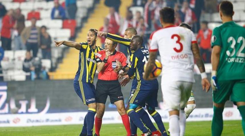 Mehmet Demirkol: 'C&uuml;neyt &Ccedil;akır Fenerbah&ccedil;e'nin 3 penaltısını vermedi'
