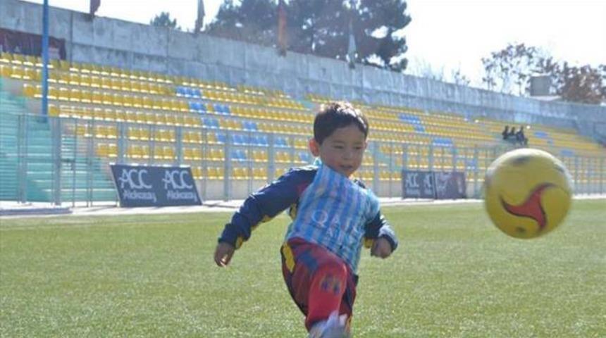 Messi, poşetten formasını yapan Afgan &ccedil;ocukla buluştu