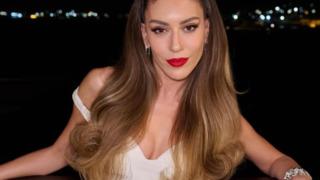 Sinem Kobal minik bikinisiyle poz verdi! Beğeni butonu çöktü