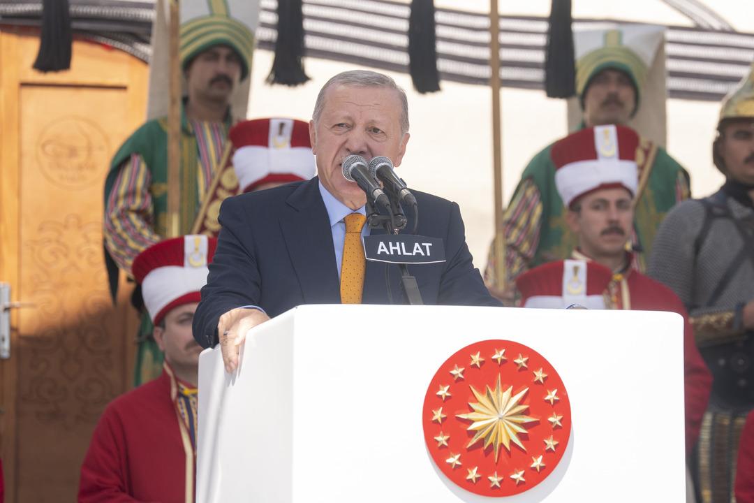 Ahlat ta dikkat çeken görüntü! Önce Bahçeli Erdoğan ı karşıladı ardından iki lider Devlet Bey Konağı nda bir araya geldi 2