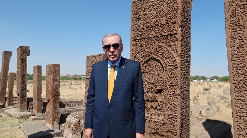 Cumhurbaşkanı Recep Tayyip Erdoğan, Ahlat'ta Selçuklu Meydan Mezarlığı'nı ziyaret etti