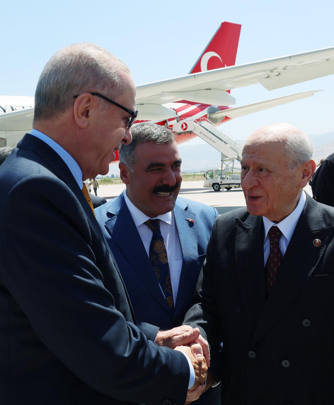 Ahlat ta dikkat çeken görüntü! Önce Bahçeli Erdoğan ı karşıladı ardından iki lider Devlet Bey Konağı nda bir araya geldi 1