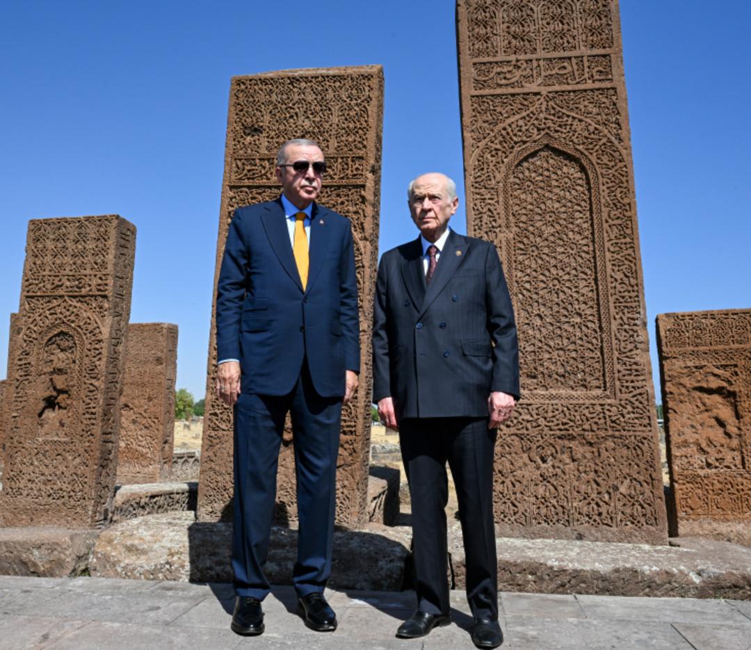 Ahlat ta dikkat çeken görüntü! Önce Bahçeli Erdoğan ı karşıladı ardından iki lider Devlet Bey Konağı nda bir araya geldi 3