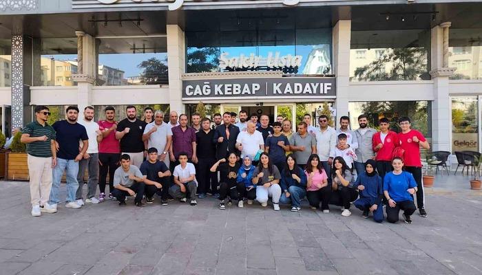 Elmalı, Erzurumlu boksörlerle yemekte bir araya geldi