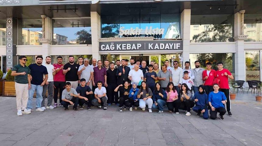 Elmalı, Erzurumlu boksörlerle yemekte bir araya geldi