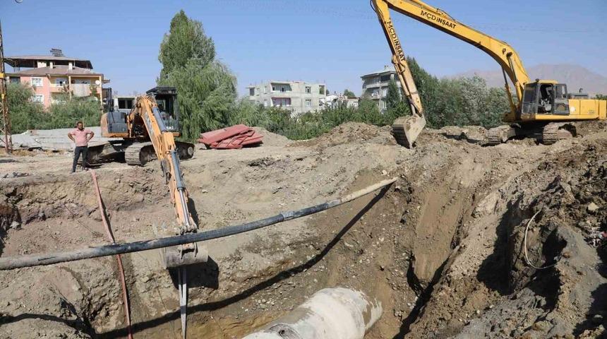 VASKİ ana su hattındaki arızayı gidermek için kesintisiz mesai yapıyor