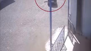 Diyarbakır’da el freni çekilmeyen otomobilin duvara çarptığı anlar kameraya yansıdı