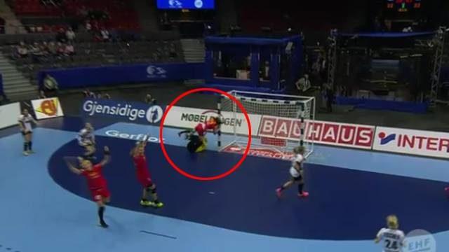 Alman Hentbolcu Clara Woltering, maçta sakatlanınca takım arkadaşları çok korktu