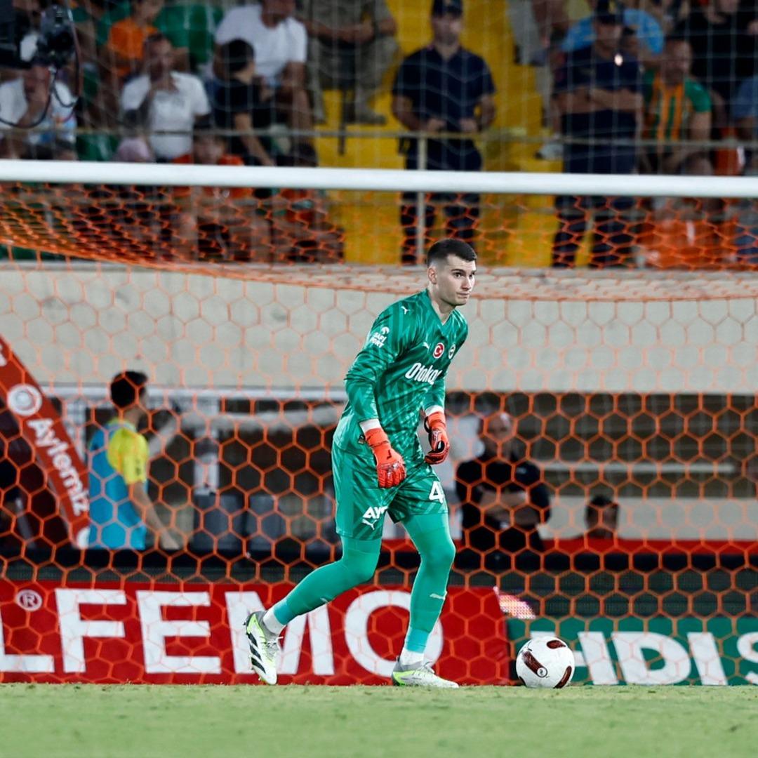 Fenerbahçe ye Livakoviç piyangosu vurdu! İngiltere Premier Lig ekiplerinden Nottingham Forest yıldız isme talip oldu... 3