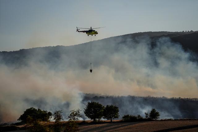 Balıkesir in Susurluk ilçesinde çıkan orman yangınına müdahale ediliyor 1