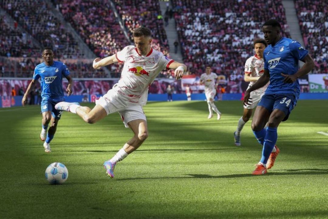 Fenerbahçe de Devin Özek Baumgartner için nabız yoklamaya gidiyor! Yıldız isim ile bu hafta bir görüşme planlanıyor... 3