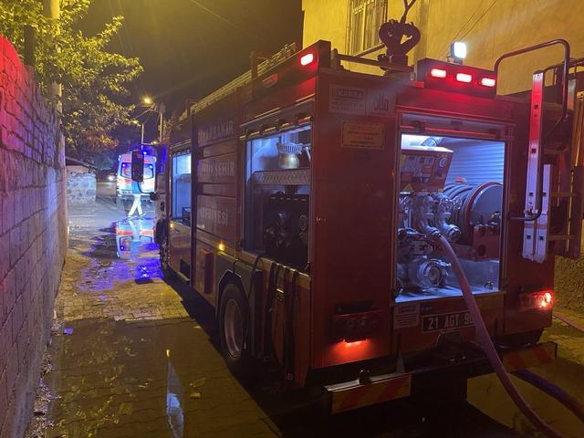 Diyarbakır da bir apartmanda çıkan yangında 4 kişi yaralandı 2