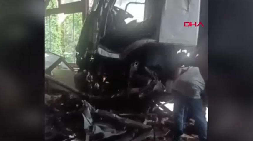 Hatay'da korku dolu anlar! Kamyon restorana girdi