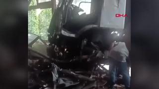 Hatay'da korku dolu anlar! Kamyon restorana girdi