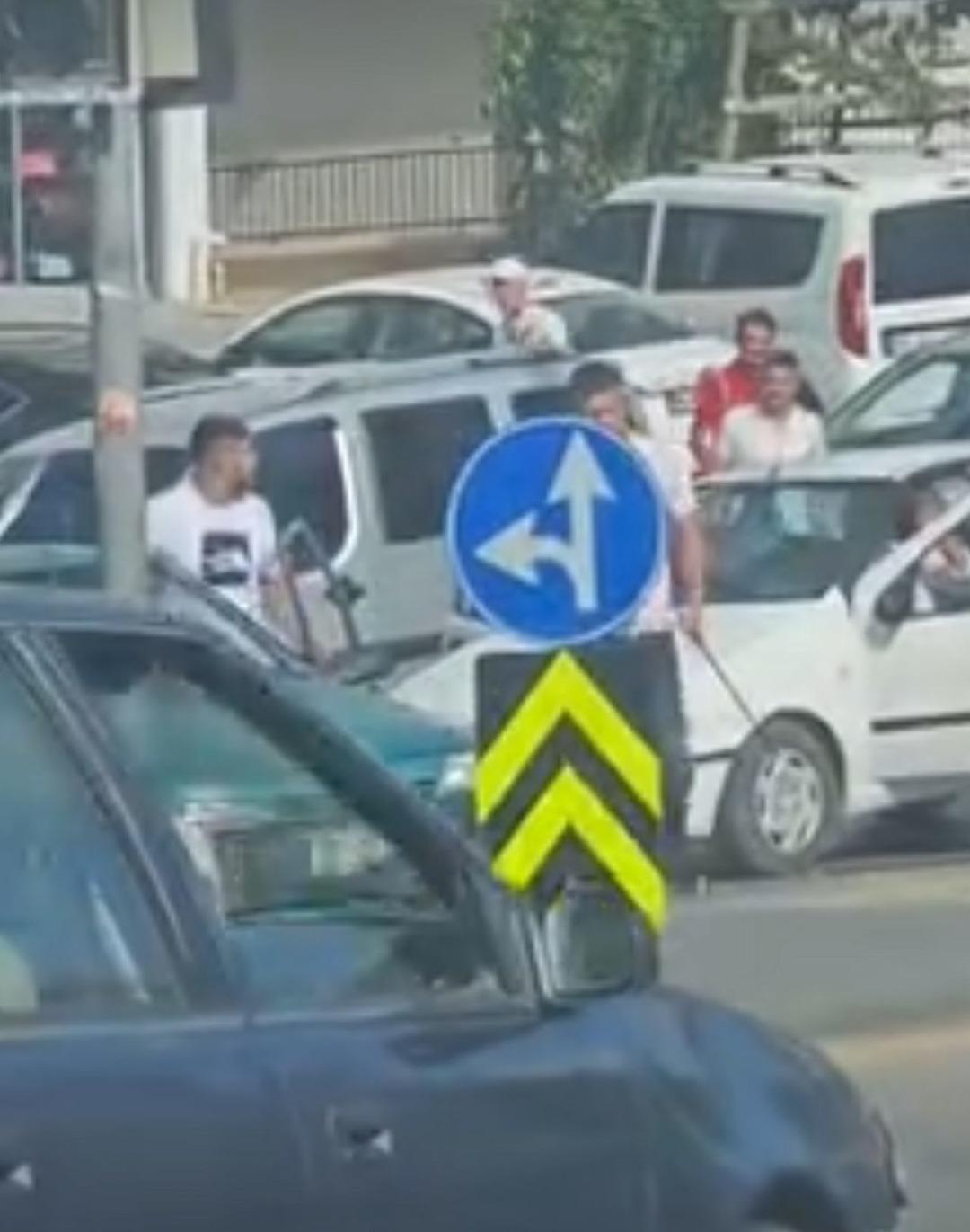 1200xauto Yer: Ankara! Trafikte önünü kestikleri sürücüye bıçak ve kılıçlarla saldırdılar