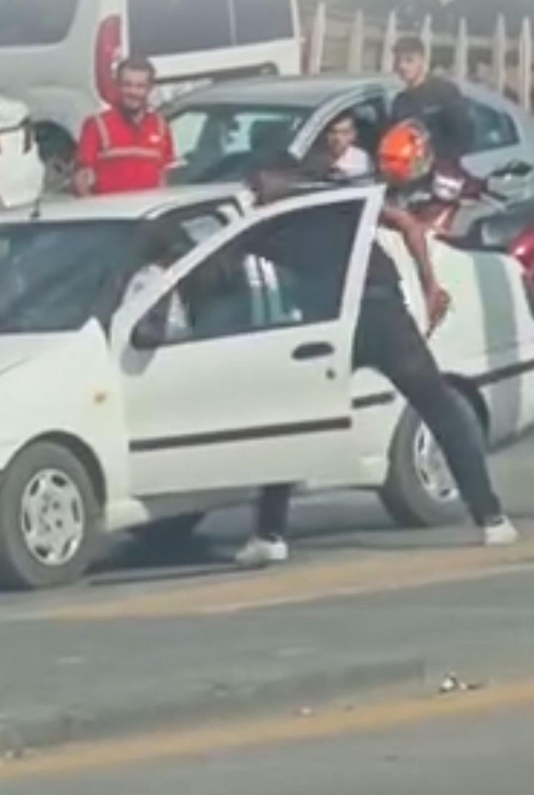1200xauto Yer: Ankara! Trafikte önünü kestikleri sürücüye bıçak ve kılıçlarla saldırdılar
